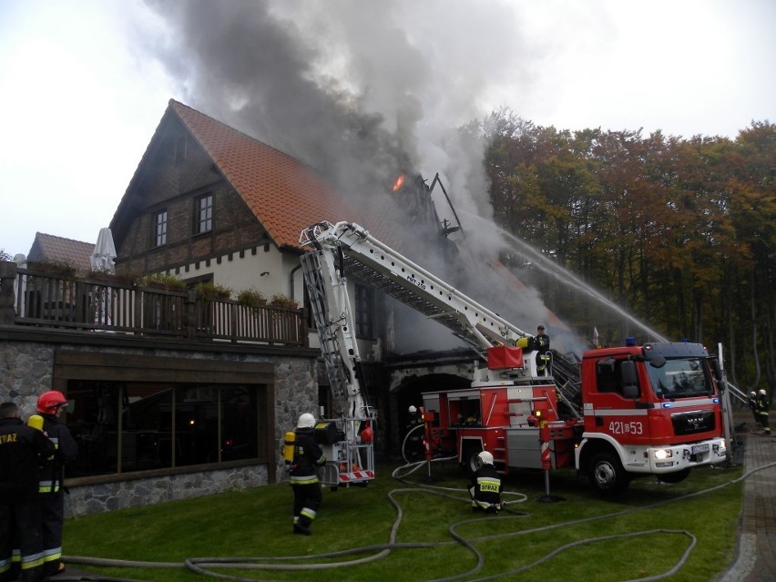 Pożar hotelu Aubrecht w Koprzywnicy. Trwa dogaszanie głównego budynku [ZDJĘCIA]