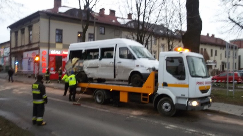 Tragiczny wypadek w Żywcu. Bus zderzył się z pługiem. Nie żyje jedna osoba [ZDJĘCIA+WIDEO]