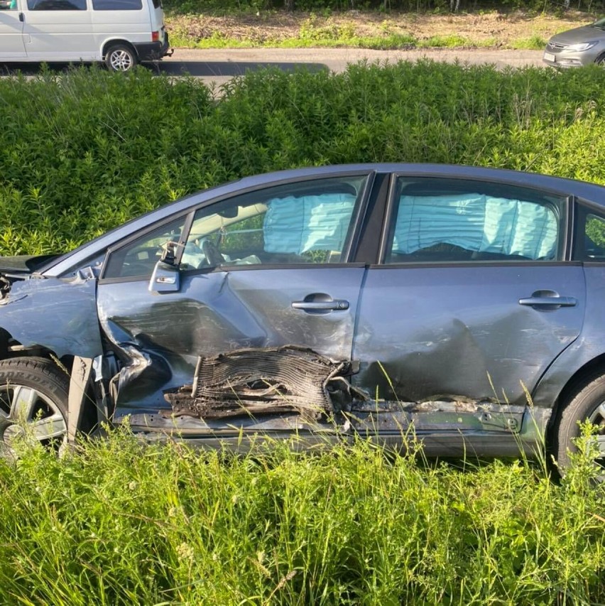 Wypadek w Sławkowie na DK 94 - zobacz ZDJĘCIA. Kierowca forda wymusił pierwszeństwo wyjeżdżając ze stacji paliw