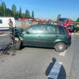 Wypadek w Sławkowie na DK 94 - zobacz ZDJĘCIA. Kierowca forda wymusił pierwszeństwo wyjeżdżając ze stacji paliw