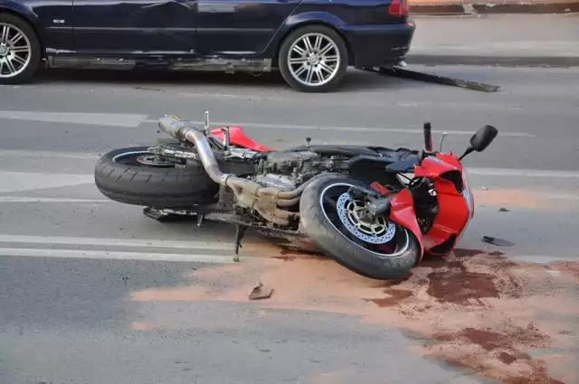 W niedzielę 30 marca br. kilka minut po godzinie 17.00 policjanci zostali powiadomieni o tym, że na jednej z ulic Morąga doszło do wypadku drogowego, w którym poszkodowany został 23-letni motocyklista. Na miejscu funkcjonariusze wstępnie ustalili, że kierowca BMW zawracając nie zauważył, że właśnie jest wyprzedzany przez motocyklistę, w wyniku czego doszło do zderzenia auta z motocyklem.