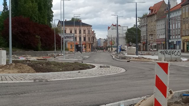 Rondo koło Rolnika ma usprawnić włączanie się do ruchu na ul. Sikorskiego.