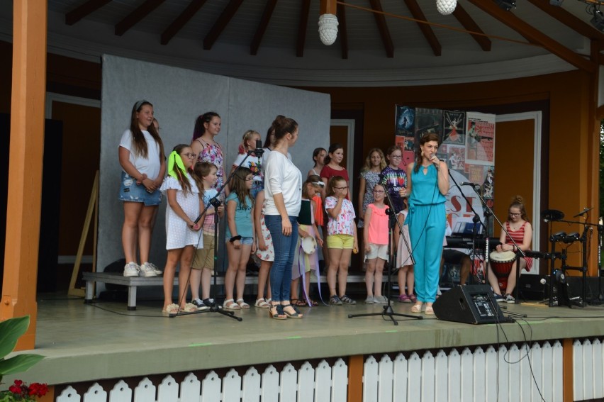 Rawicz. Finałowy koncert dzieci uczestniczących w warsztatach wokalnych domu kultury. Wystąpiły w muszli koncertowej [ZDJĘCIA]