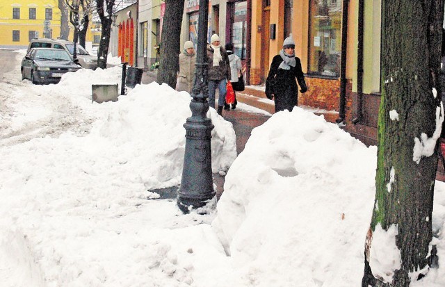 Śniegu w Łowiczu jest jeszcze tak dużo, że piesi chowają się za śnieżnymi zaspami