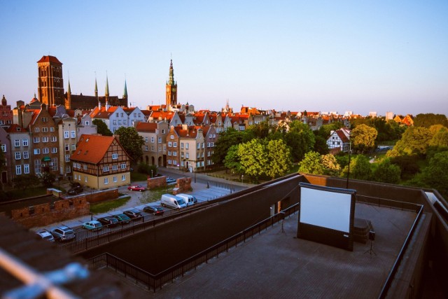 Kino na Szekspirowskim 

Na tarasie Gdańskiego Teatru Szekspirowskiego ruszyło kino plenerowe. Tak samo jak przed rokiem, będą tam wyświetlane filmy pod gołym niebem. Ta forma pokazów inspirowana jest projekcjami filmowymi „Rooftop cinema”, które odbywają się na dachach budynków Nowego Jorku. 

W sobotę 8 lipca zostanie wyświetlony film Plan Maggie, reż. Rebecca Miller, USA, 2015, 99 min. , godz. 21.30, wstęp 10 zł

Czytaj też: Almodóvar na plaży, Allen na łóżku. Dobre kino na lato w plenerze w Trójmieście