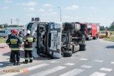 Wypadek na DK 42 w Ligocie Dolnej. Ciężarówka wywróciła się na rondzie. Jedna osoba została ranna