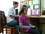 Badania słuchu w Bełchatowie. Przebadanych zostało killkaset dzieci