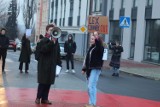 Spontaniczny protest w sprawie lex Czarnex 2.0 w Cieszynie. Kilkudziesięciu młodych ludzi zablokowało rondo