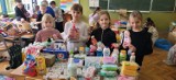 Uczniowie z SP nr 9 w Tarnowie zrobili świąteczną niespodziankę dzieciom z sierocińców w Ukrainie. Przygotowali dla nich paczki z prezentami