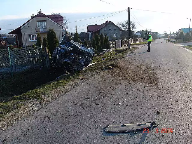 Wypadek w Giedlarowej. Jaguar wjechał w betonowe ogrodzenie