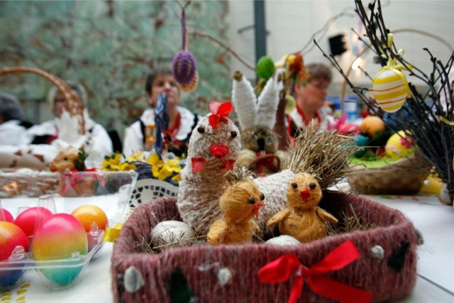 ZAJĄCZKI, KURCZAKI. W tradycji chrześcijańskiej symbolizuje on grzeszników oczyszczonych przez pokutę. Jest również identyfikowany z odradzającą się przyrody oraz witalnością. Postać zajączka w koszyku ze święconką to element nowy, uprzednio znacznie częściej występował w ikonografii związanej z Wielkanocą. Kurczak - ściśle powiązany z symboliką jajka. Żółty kolor kojarzy się ze słońcem, symbolizuje wieczność i odrodzenie.