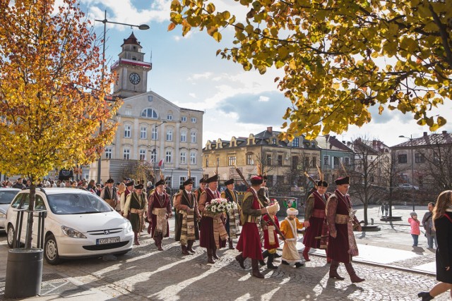 W Gorlicach obchody rozpoczną się o godzinie 10.00 uroczystą Mszą Świętą za Ojczyznę w Bazylice Mniejszej pw. Narodzenia NMP w Gorlicach, z intencji Starosty Powiatu Gorlickiego i Burmistrza Miasta Gorlice. Po zakończeniu Mszy Św., około godziny 11.10 nastąpi przemarsz pod Pomnik Niepodległości, gdzie odbędzie się oficjalna część uroczystości – modlitwa za poległych oraz złożenie okolicznościowych wieńców i wiązanek.

Na zakończenie, w samo południe, przy akompaniamencie orkiestry dętej, wspólnie odśpiewamy Mazurek Dąbrowskiego. Miasto Gorlice zgłosiło to wydarzenie do programu „Niepodległa do hymnu” – dzięki czemu, poprzez śpiew hymnu będziemy mogli zjednoczyć się z wszystkimi Polakami