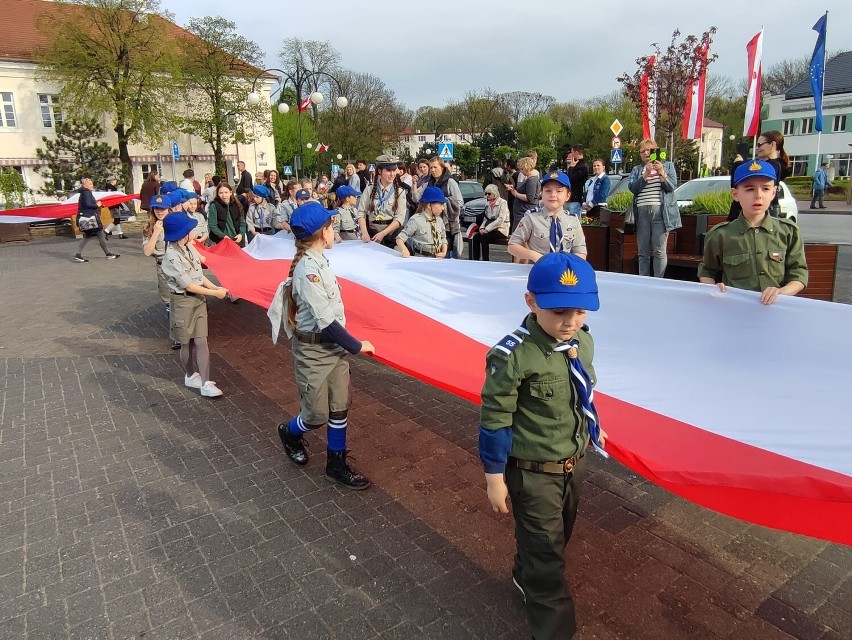 Wieluń uczcił Dzień Flagi. Pikniku nie było ze względu na pogodę, ale harcerze jak zwykle nie zawiedli