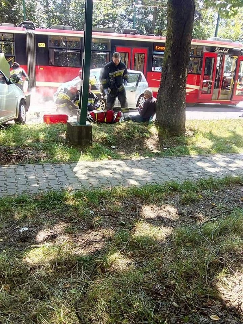 Wypadek w Bytomiu [ZDJĘCIA]. Zderzenie samochodów, uszkodzony został również tramwaj. Są utrudnienia w ruchu