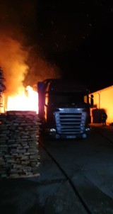 Pożar zakładu w Krzepicach [ZDJĘCIA] Na miejscu działa 16 jednostek straży pożarnej