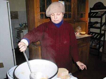 Weronika Laszewska karmi podopiecznych, prowadzi też księgowość.