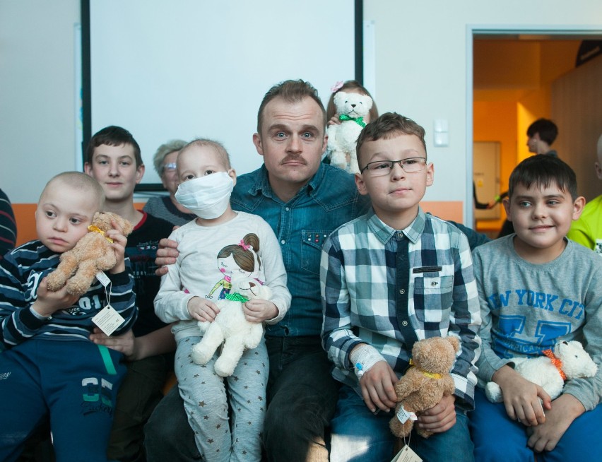 Piotr Rogucki odwiedził dzieci w szpitalu na Spornej