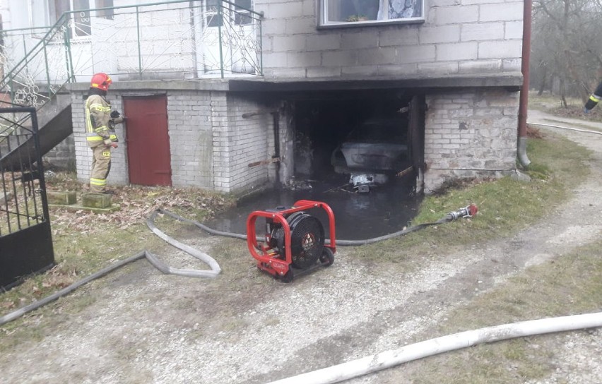 Tragiczny pożar garażu w Żarnowie koło Opoczna. Strażacy znaleźli ciało mężczyzny [ZDJĘCIA]