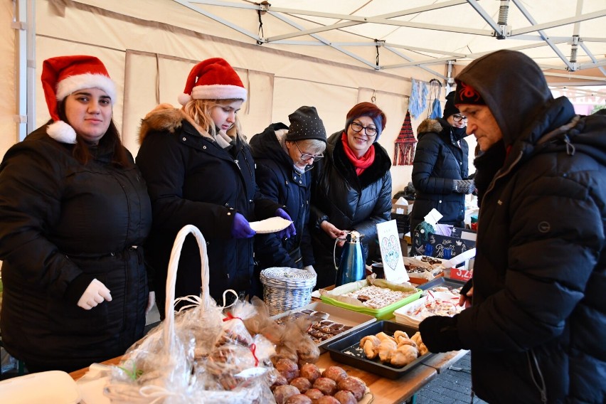 Przy Urzędzie Gminy w Liniewie odbył się VI Jarmark Bożonarodzeniowy Smaku i Tradycji ZDJĘCIA