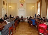 Dąbrowa: Podpisali umowę na renowację dróg