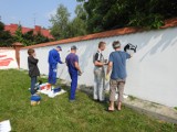 Tarnów. Na terenie OHP młodzież tworzy mural niepodległościowy [ZDJĘCIA]