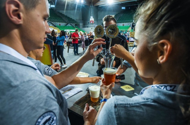 Dziewiąta edycja festiwalu piw rzemieślniczych potrwa trzy dni. Smakosze złotego trunku będą mogli spróbować około 800 różnego rodzaju piw lanych, w tym premier, które zostały specjalnie przygotowane na tegoroczny festiwal. 

Gdzie i kiedy?
25-27 października, godz.16:00 - 00:00
Stadion Miejski Legii Warszawa
Bilety:15 zł - 25 zł