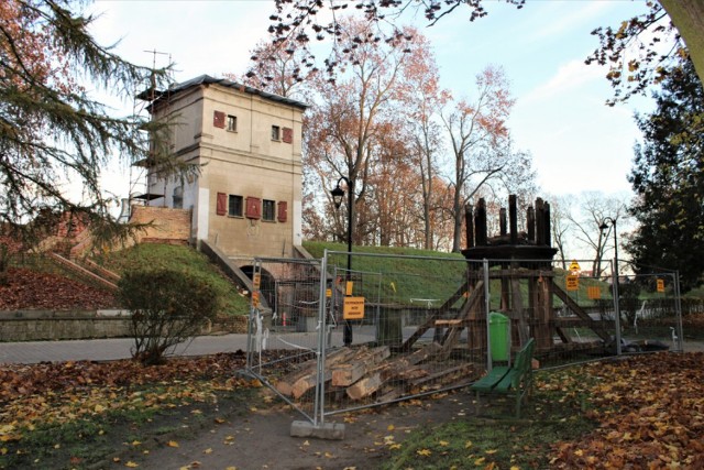 Zabytkowy obiekt, w całość  zostanie pokryty dachówką ceramiczną karpiówką, ułożoną w łuskę