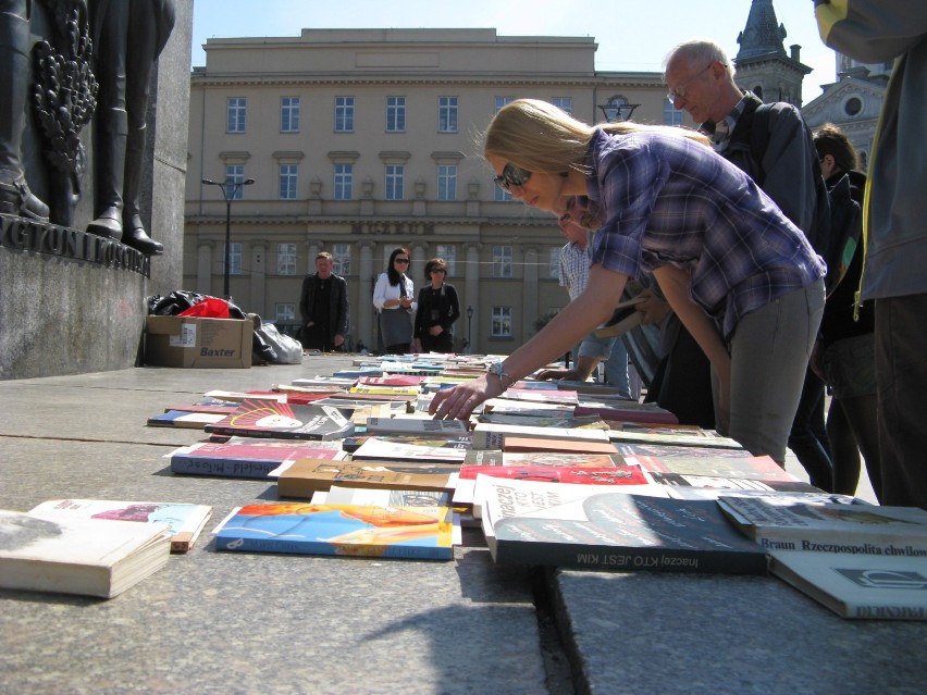Na Placu Wolności studenci UŁ rozdawali łodzianom książki o...
