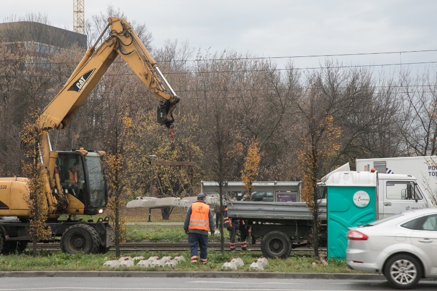 Kraków. Remontują torowisko na al. Pokoju. Utrudnienia dla pasażerów i kierowców [ZDJĘCIA]  