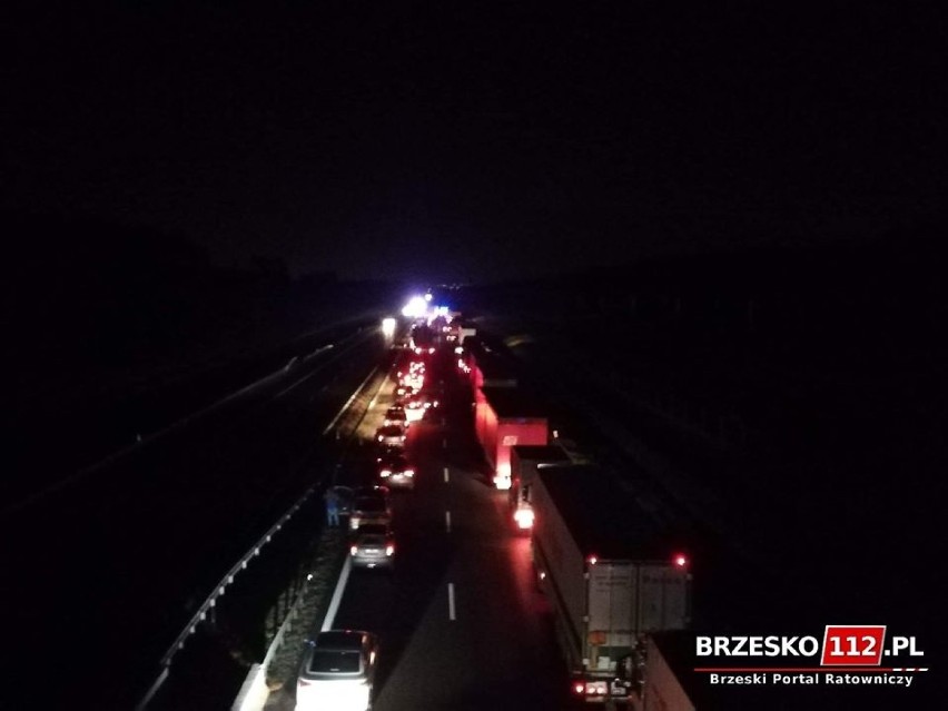 Potężny wypadek na A4 koło Tarnowa. Bus zderzył się z dwoma samochodami. Sześć osób rannych [ZDJĘCIA] 14 12 19