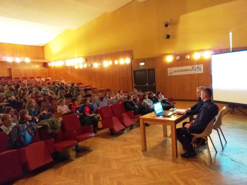 Dzień Bezpiecznego Internetu. Policjanci przypomnieli o zagrożeniach czyhających w sieci