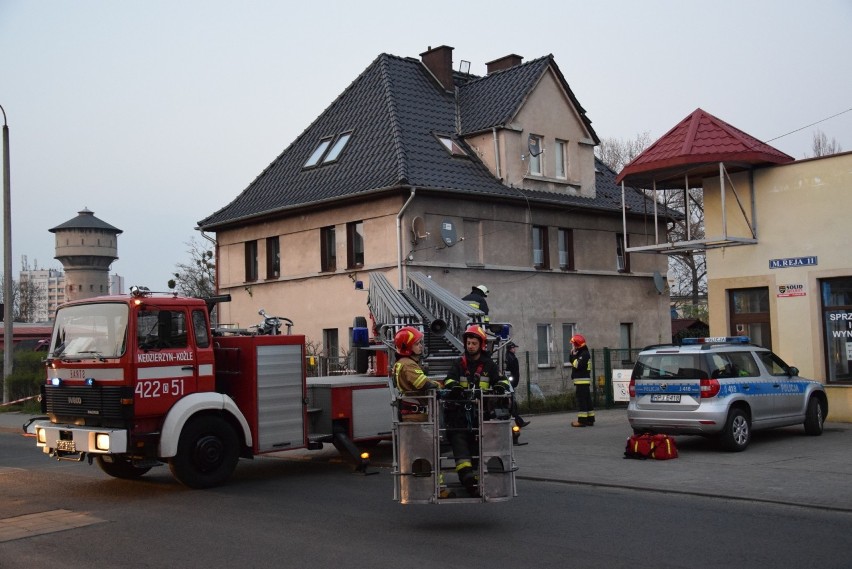 Mężczyzna siedział na dachu i rzucał dachówkami w strażaków. Akcja na Reja w Kędzierzynie-Koźlu