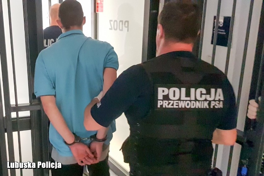 Policjanci zatrzymali czterech mężczyzn.