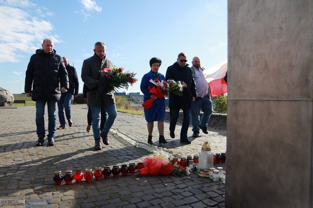 Tak przebiegało złożeni kwiatów na tamie we Włocławku, w miejscu tragicznej śmierci księdza Jerzego Popiełuszki, 18 października 2023 roku.