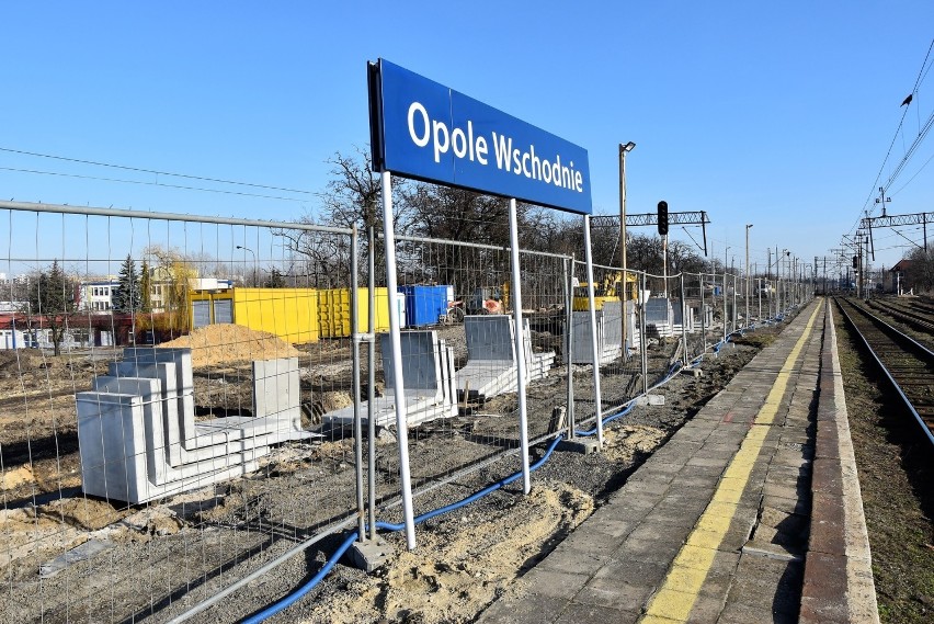 Prace na stacji Opole Wschodnie - zdemontowano jeden tor,...