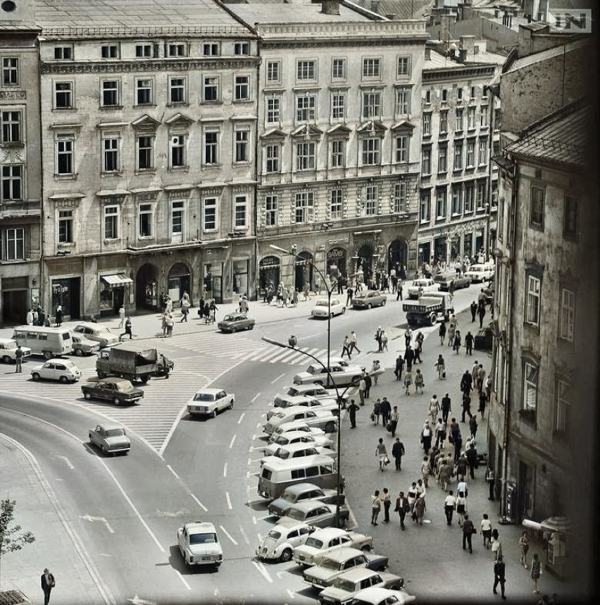 Kraków. Kiedyś Rynek Główny bardziej przypominał parking. Zobacz archiwalne zdjęcia w kolorach [GALERIA] [24.09.2020]