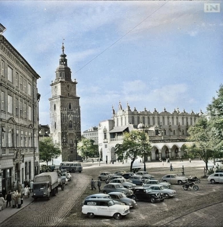 Kraków. Kiedyś Rynek Główny bardziej przypominał parking. Zobacz archiwalne zdjęcia w kolorach [GALERIA] [24.09.2020]
