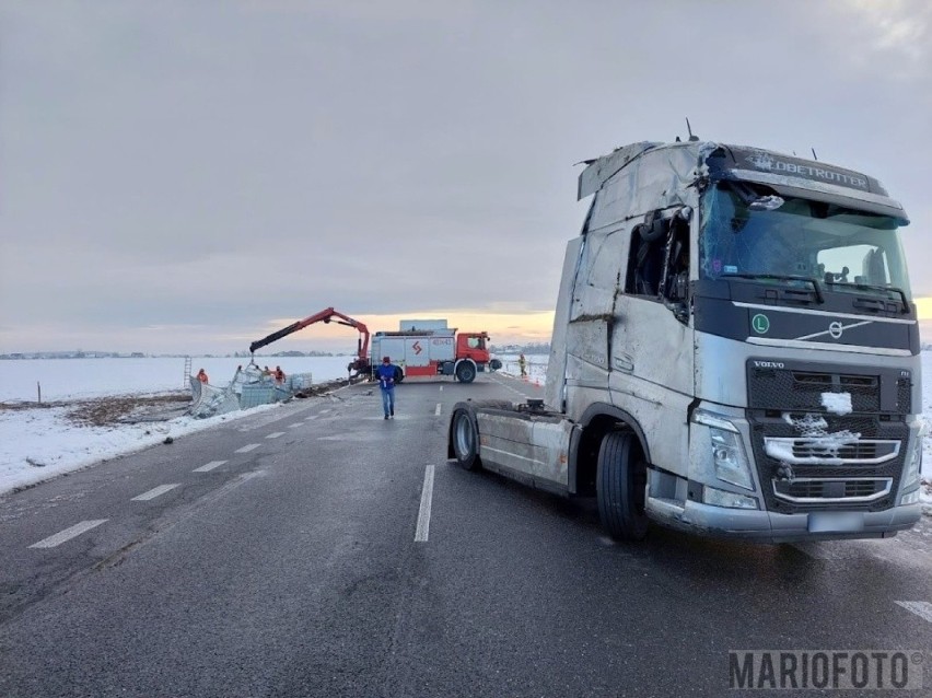 Wypadek w Skoroszycach. Ciężarówka przewożąca chemikalia...