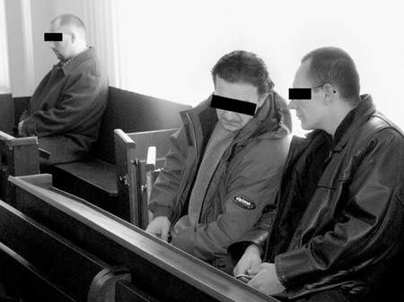 Na ławie oskarżonych: Krzysztof R., Adam R. i Marek P. Fot. K. Trojok