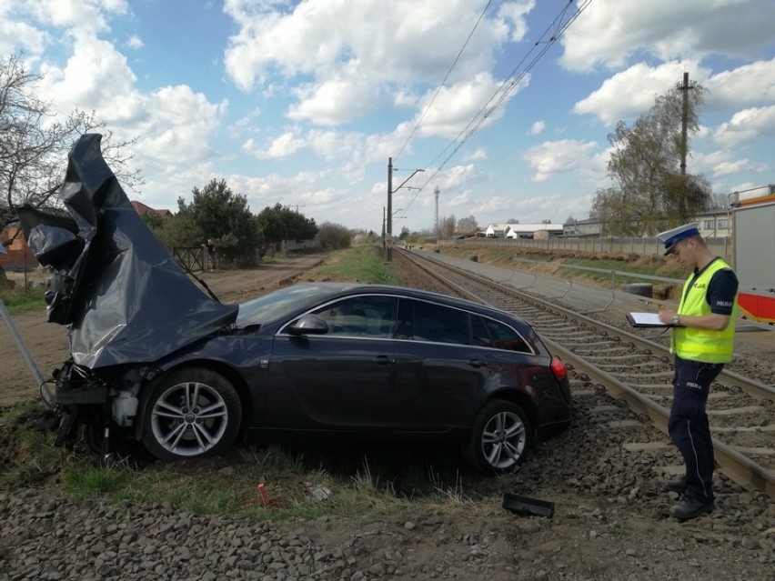W Zaborowie samochód wjechał pod pociąg - policja zatrzymała kierowcy prawo jazdy [FOTO] 