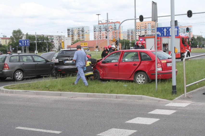 Zderzenie 3 aut na rondzie Inwalidów w Łodzi