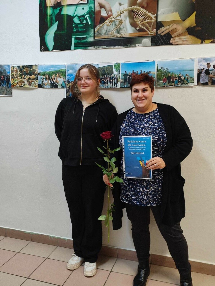 Od lewej: Emilia Smolińska i nauczyciel - opiekun podczas...
