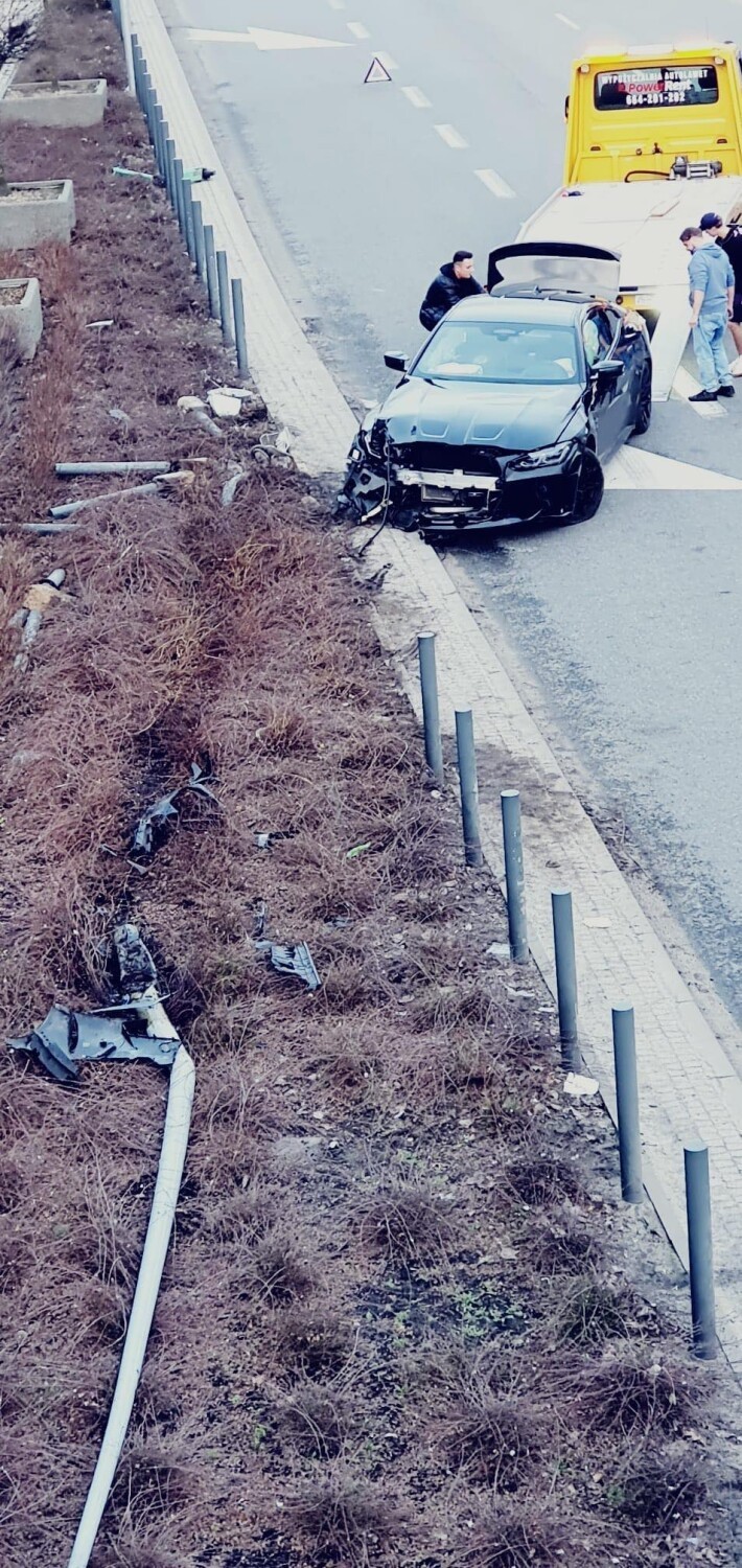 Wypadek w Radomiu, kierowca samochodu wjechał w barierki na ulicy Struga pod Galerią Słoneczną. Zobacz zdjęcia i film