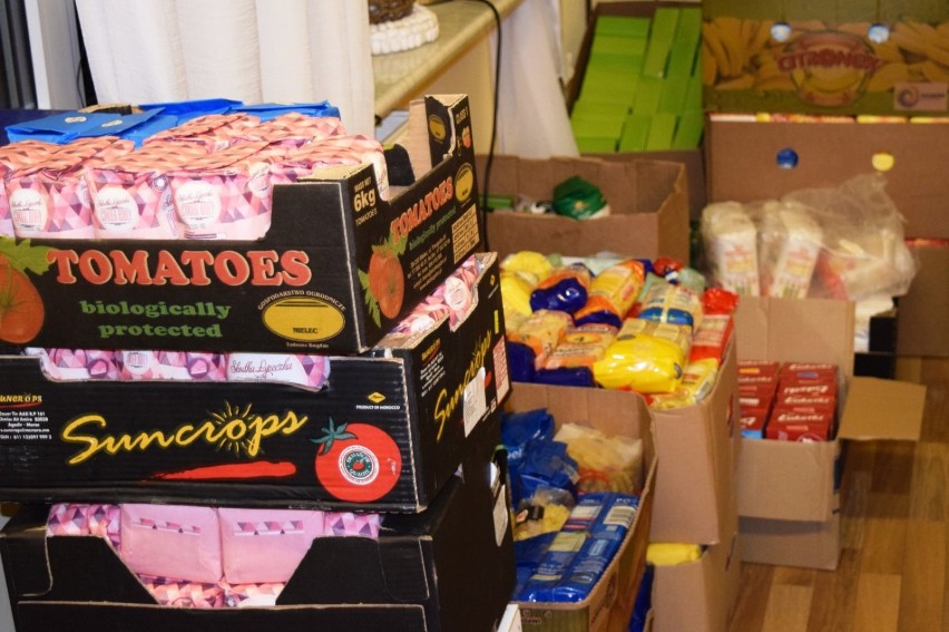 Stu wolontariuszy, tona żywności. Gmina Puławy przygotowała paczki dla najuboższych (ZDJĘCIA)