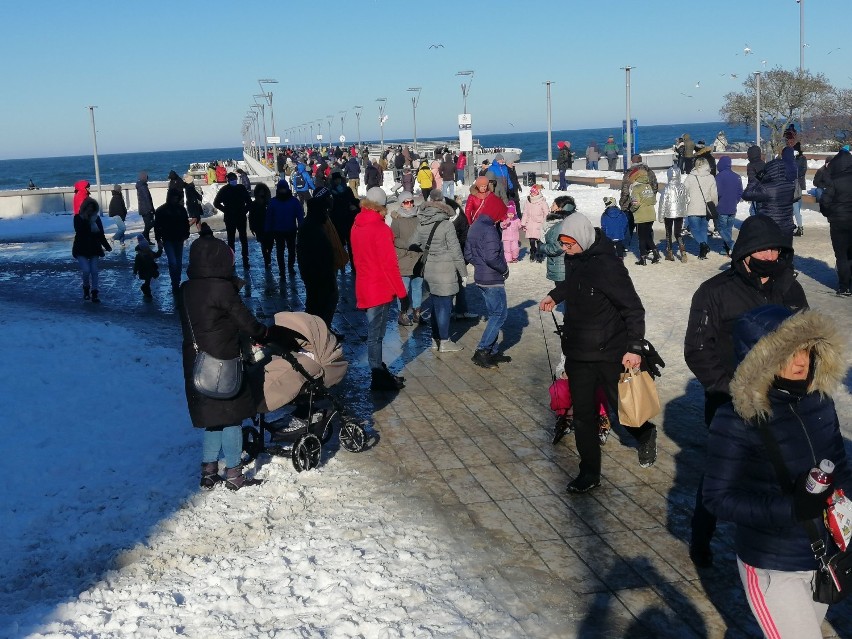 Tłumy na plaży w Kołobrzegu. Wszyscy zachwyceni, kto żyw robił zdjęcia