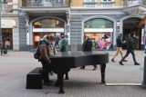 Skandal w Katowicach! Zdewastowano nowe uliczne fortepiany. Mieszkańcy są oburzeni