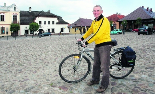 Andrzej Wojnarowski każdą swoją rowerową wyprawę w daleki świat rozpoczyna narynku w rodzinnym Starym Sączu