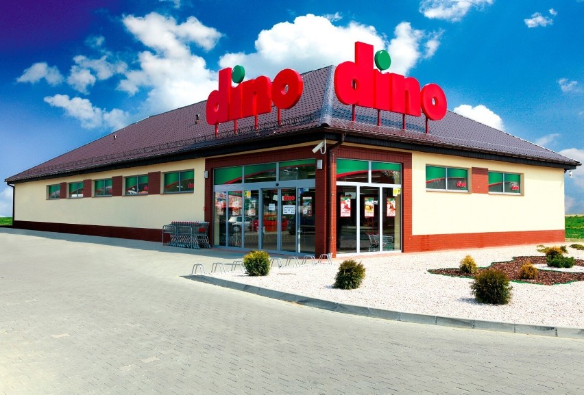 Nowy supermarket w Wieluniu. Przy ul. Głowackiego pnie się w górę sklep Dino FOTO