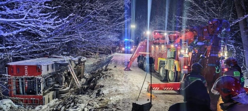 Czerlonka Leśna. Wypadek wozu straży pożarnej na trasie Hajnówka - Białowieża. Pojazd przewrócił się na bok (zdjęcia)