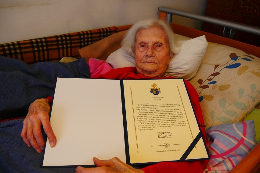 Julia Surma z Legnicy skończyła 100 lat! W Legnicy mieszka od 1948 roku, pracowała w Fabryce Fortepianów. Poznaj historię życia stulatki